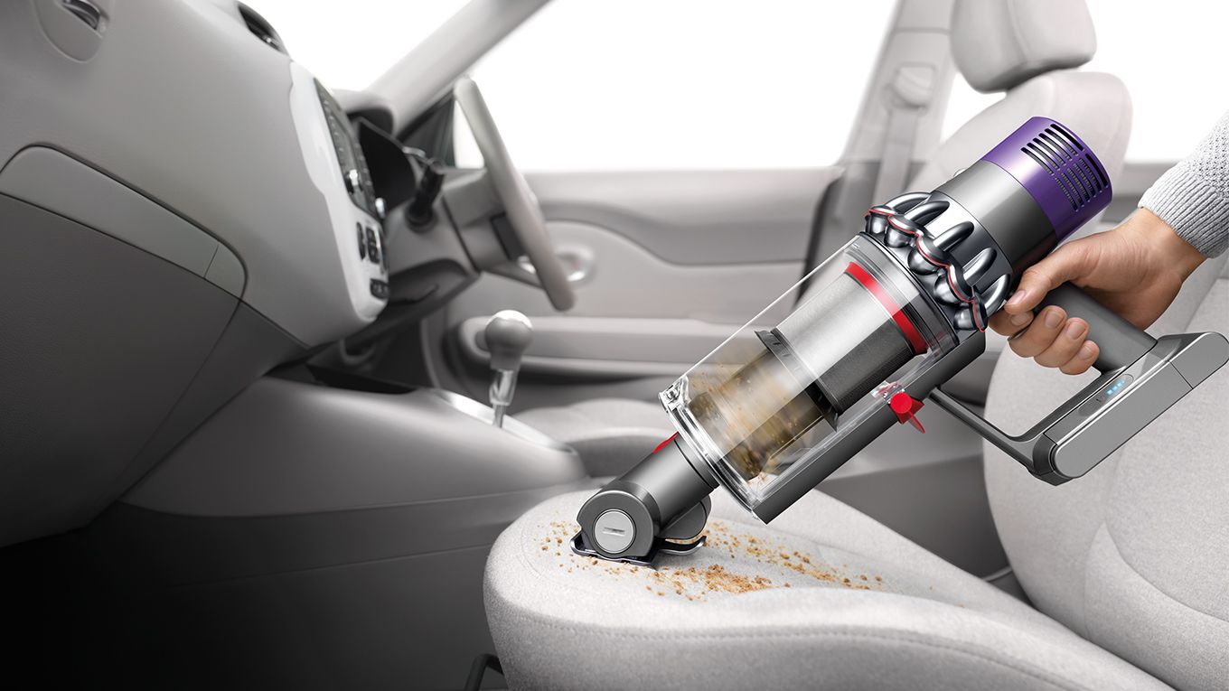 Dyson V10™ Handstaubsauger reinigt Fahrzeuginnenraum Dyson V10™ handheld vacuum cleaner cleans vehicle interior